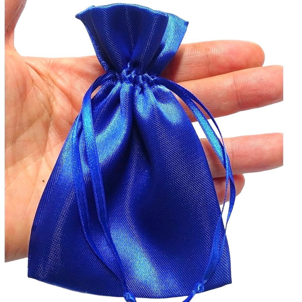 10 Sacos De Cetim Azul Royal 08X10Cm. Medida Ideal Para Guardar Anéis. O Saquinho Possui Duas Fitas Embutidas Para Fácil Fechamento, Dispensando A Necessidade De Laços Ou Outros Fechos. O Tecido De Cetim Confere Um Toque Suave E Elegante, E Proporciona Uma Aparência Sofisticada E Moderna À Embalagem. Temos Diversas Medidas E Cores De Saquinhos De Cetim Pronta Entrega E Em Produção. Caso Precise De Ajuda Ou Tenha Alguma Dúvida, Nossa Equipe Está À Disposição Para Atendê-Lo(A) Pelo Whatsapp (11) 98201-8766. Lazzo Atacado De Embalagens Para Joias.