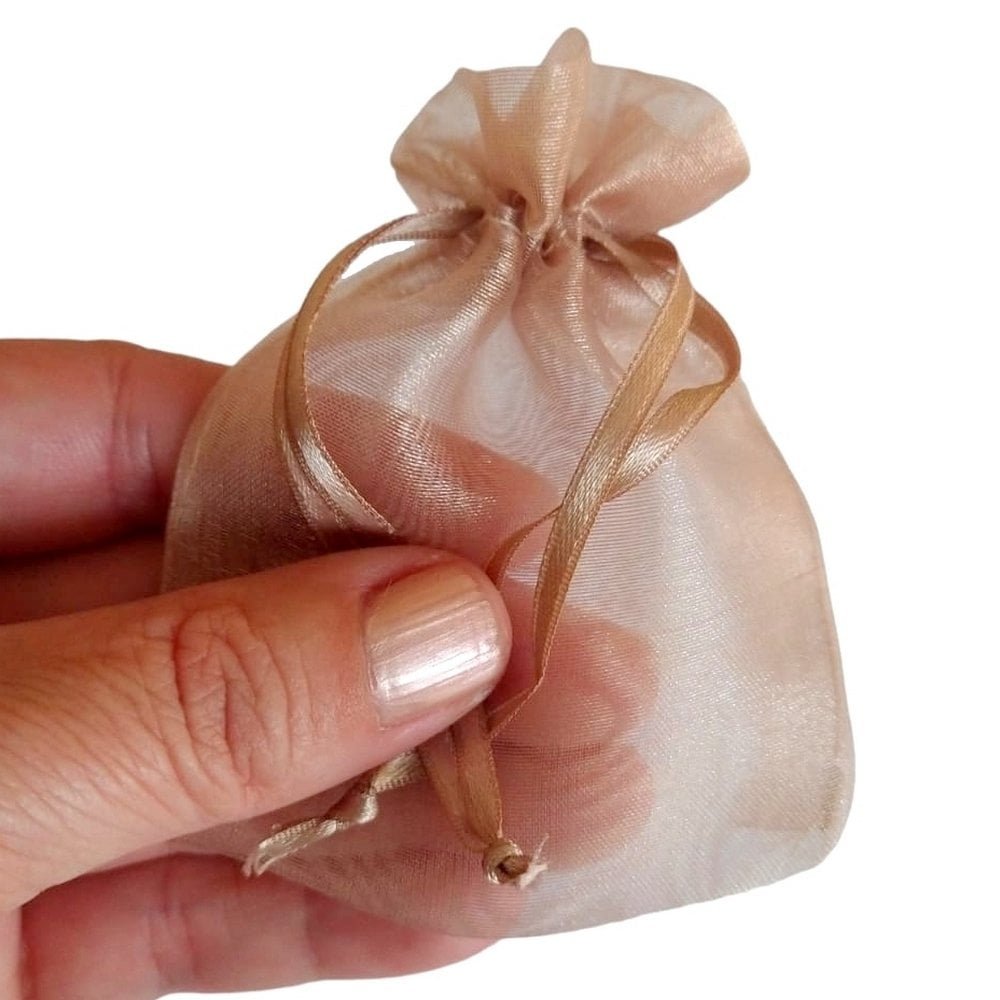 10 Sacos De Organza 6X8Cm Amarula O Tamanho Compacto De 6X8Cm Torna Esse Saquinho Uma Opção Prática E Perfeita Para Anéis Ou Outras Joias Pequenas. Organza Cristal É Um Tecido Semi Transparente E Delicado, Permite Que O Brilho E O Design De Suas Joias Sejam Vistos Claramente, Ao Mesmo Tempo Em Que As Protege De Arranhões E Poeira. Possui Duas Fitas Embutidas Para Fechamento Fácil, Dispensando A Necessidade De Laços Ou Outros Fechos. Disponíveis Em Diversas Medidas E Cores, Nossos Sacos De Organza Cristal Estão Prontos Em Estoque Ou Podem Ser Produzidos Sob Encomenda Para Atender Maiores Quantidades. Caso Tenha Alguma Duvida, Nossa Equipe Está Disponível Para Ajudá-Lo(A) Através Do Whatsapp (11) 98201-8766. Lazzo Atacado De Embalagens Para Joias.