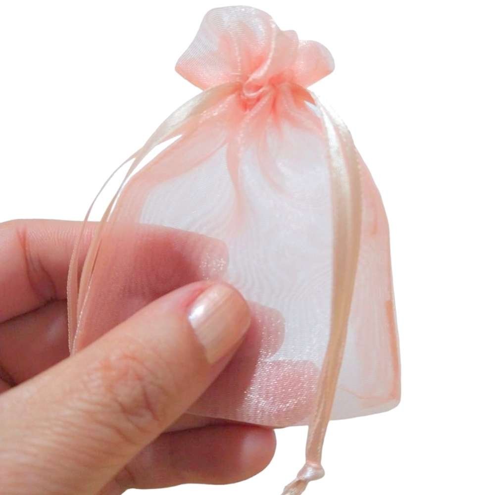 10 Sacos De Organza 6X8Cm Salmão O Tamanho Compacto De 6X8Cm Torna Esse Saquinho Uma Opção Prática E Perfeita Para Anéis Ou Outras Joias Pequenas. Organza Cristal É Um Tecido Semi Transparente E Delicado, Permite Que O Brilho E O Design De Suas Joias Sejam Vistos Claramente, Ao Mesmo Tempo Em Que As Protege De Arranhões E Poeira. Possui Duas Fitas Embutidas Para Fechamento Fácil, Dispensando A Necessidade De Laços Ou Outros Fechos. Disponíveis Em Diversas Medidas E Cores, Nossos Sacos De Organza Cristal Estão Prontos Em Estoque Ou Podem Ser Produzidos Sob Encomenda Para Atender Maiores Quantidades. Caso Tenha Alguma Duvida, Nossa Equipe Está Disponível Para Ajudá-Lo(A) Através Do Whatsapp (11) 98201-8766. Lazzo Atacado De Embalagens Para Joias.