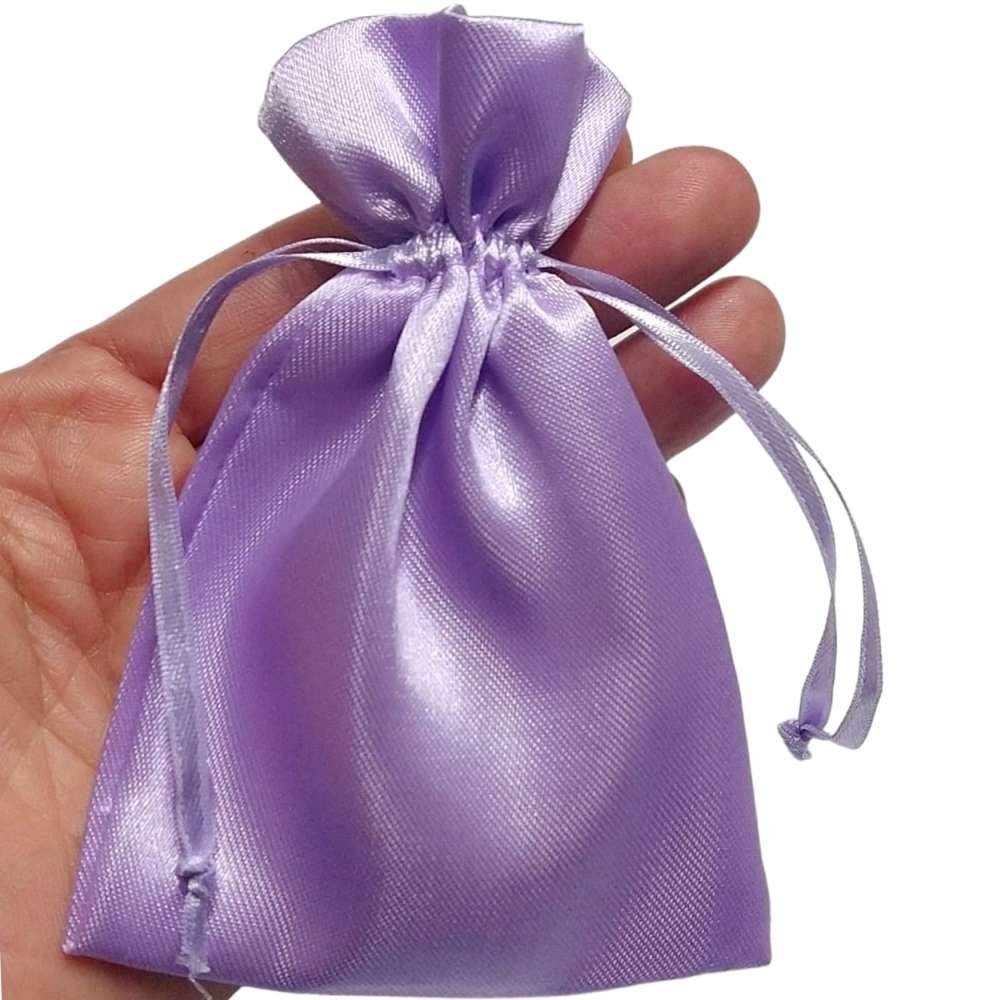 10 Sacos De Cetim Lilas 08X10Cm. Medida Ideal Para Guardar Anéis. O Saquinho Possui Duas Fitas Embutidas Para Fácil Fechamento, Dispensando A Necessidade De Laços Ou Outros Fechos. O Tecido De Cetim Confere Um Toque Suave E Elegante, E Proporciona Uma Aparência Sofisticada E Moderna À Embalagem. Temos Diversas Medidas E Cores De Saquinhos De Cetim Pronta Entrega E Em Produção. Caso Precise De Ajuda Ou Tenha Alguma Dúvida, Nossa Equipe Está À Disposição Para Atendê-Lo(A) Pelo Whatsapp (11) 98201-8766. Lazzo Atacado De Embalagens Para Joias.