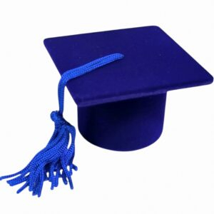 Caixinha de Veludo para Anel Formatura Azul Embalagem Formato de Capelo Estojo para anel ou brinco pequeno. Externo em Veludo Azul, Interno da tampa revestido em cetim branco, Interno da base com espuma revestida de veludo com corte H. Medidas Aproximadas do estojo: 6cm x6cm x4,5cm Lazzo Embalagens para Joias Atacado WhatsApp (11) 98201-8766