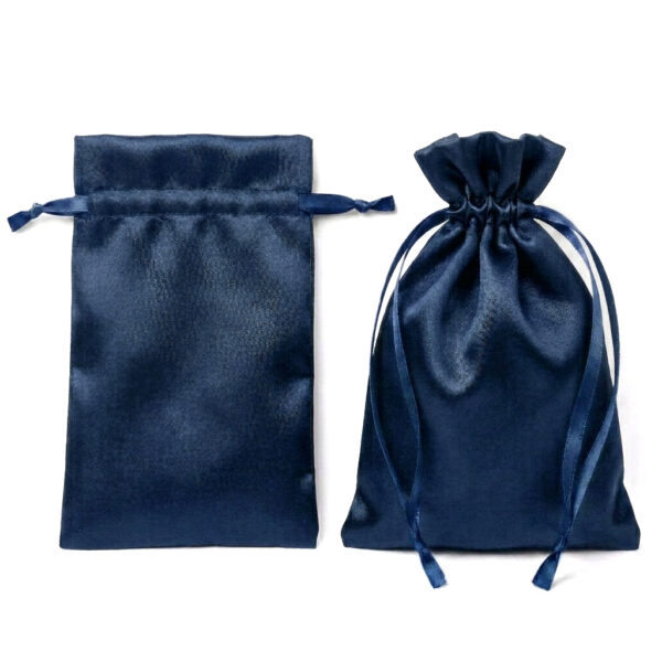 Pacote com 10 Sacos de Cetim Azul Marinho 16x21cm. Tamanho ideal para Conjuntos, Colares ou braceletes. -Largura 16cm x Altura 21cm -Já vem com as fitas embutidas, basta puxar e os saquinhos se fecham. A costura interna é dupla…reta e overloque, para que não desfie, não solte fios e não abra na lateral. O tom do tecido e fita podem ter alteração a cada lote de material recebido.