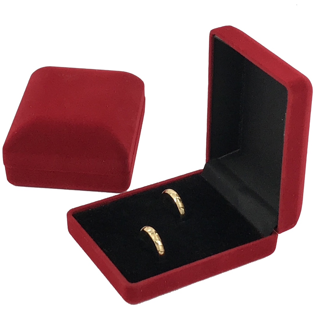 10 Estojo de Veludo Vermelha 6x7cm 2 Cortes Ideal para par de alianças. Embalagem de veludo Importada interno com 2 cortes H. Externo revestido em veludo. Interno da tampa revestido em cetim. Medida da embalagem 6cm x7,5cm x 2,5cm aproximada (tampa abaloada) -Produto de primeira linha. -dobradiça plástica. -Lote promocional, embalado em saquinho bopp.